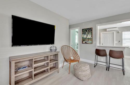 North Beach Apartment | North Hollywood Beach 1BR | Walk to Ocean