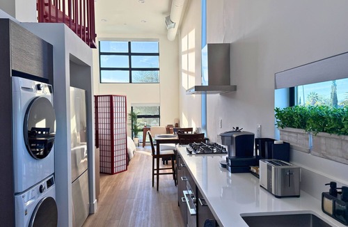 NoHo Arts District Apartment | North Hollywood Loft Rooftop Firepit BBQ Gym Near Universal Studios+Warner Bros