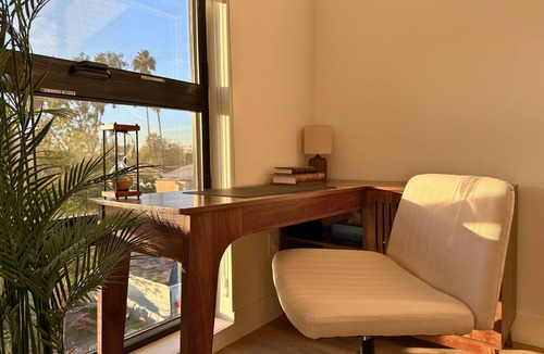 NoHo Arts District Apartment | North Hollywood Loft Rooftop Firepit BBQ Gym Near Universal Studios+Warner Bros