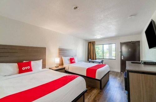 FM 1960 Hotel | North Houston Stay - 2 Affordable Rooms w/Free Parking