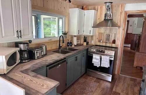 North River Bridge House | North River LodgenBeautiful Century home with 4 bedrooms and 3 bathrooms
