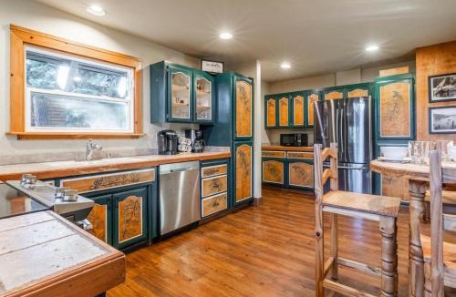 Kingswood Estates House | North Shore - Pinetree Paradise