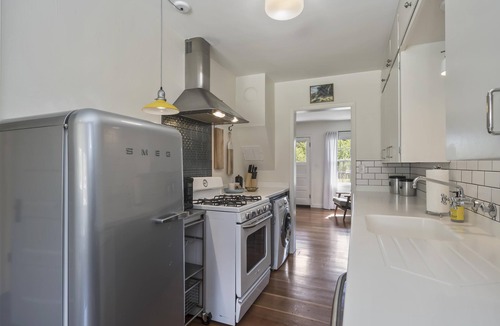 Old Bend Cottage | North Sister - Bungalow Charm, Fireplace, Queen bed, Parking