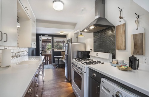 Old Bend Cottage | North Sister - Bungalow Charm, Fireplace, Queen bed, Parking