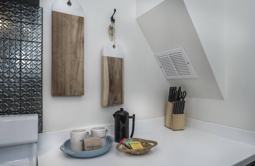 Old Bend Cottage | North Sister - Bungalow Charm, Fireplace, Queen bed, Parking