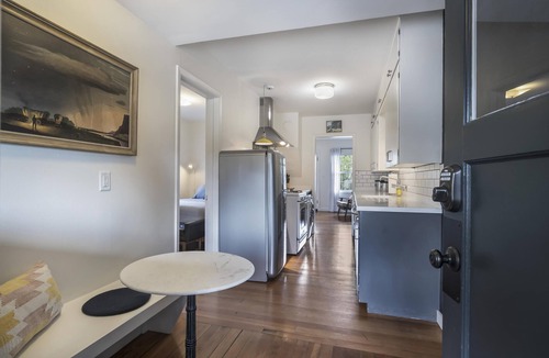 Old Bend Cottage | North Sister - Bungalow Charm, Fireplace, Queen bed, Parking