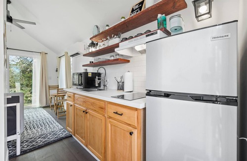Fredericksburg House | North Star Nook - pet friendly tiny home!