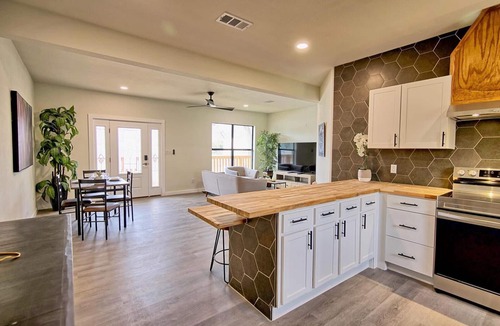Saint Jo House | North Texas Hill Country Retreat, Stylish & Spacious 4BR Home