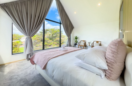 Northcote House | Northcote Point with Cityscape View.