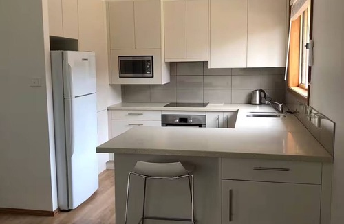 Mona Vale House | Northern Beaches Spacious 2 bed Apartment