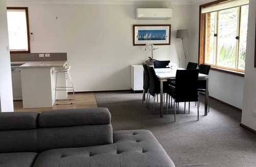 Mona Vale House | Northern Beaches Spacious 2 bed Apartment