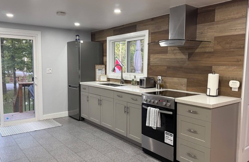 Bobcaygeon Cottage | Northern Cottage with Hot Tub, Trent Lakes