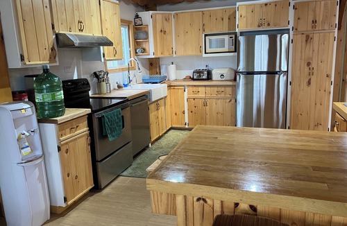 Iron Bridge Cottage | Northern Haven on a Crystal-Clear Lake. Ideal for family-style gatherings