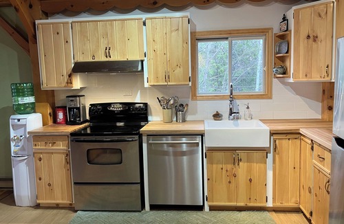 Iron Bridge Cottage | Northern Haven on a Crystal-Clear Lake. Ideal for family-style gatherings