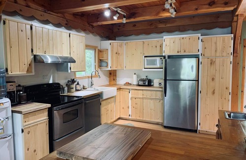Iron Bridge Cottage | Northern Haven on a Crystal-Clear Lake. Ideal for family-style vacations