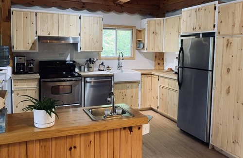 Iron Bridge Cottage | Northern Haven on a Crystal-Clear Lake. Ideal for family-style vacations
