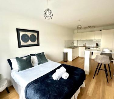 Lavender Fields House | Northern Line Studio Stay with Free Parking
