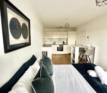 Lavender Fields House | Northern Line Studio Stay with Free Parking