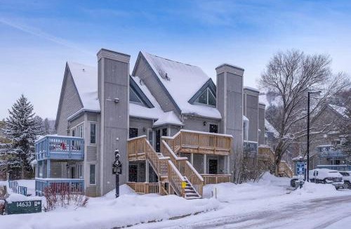 Craigleith House | Northern Peaks Ski In-Out Hot Tub Shuttle Access