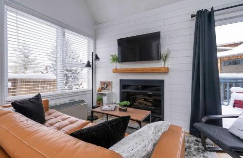 Craigleith House | Northern Peaks Ski In-Out Hot Tub Shuttle Access