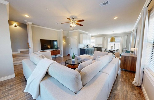 College Station Villa | Northgate Landing- Walk to A&M & Nightlife