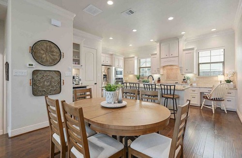College Station House | Northgate Nest Cozy & Convenient 2BR 3BA Office Steps from A&M