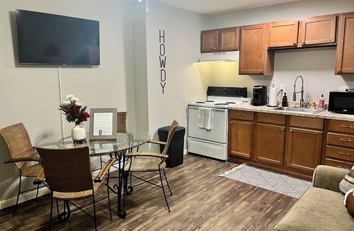 College Station Villa | Northgate Nest- Walking distance to A&M!