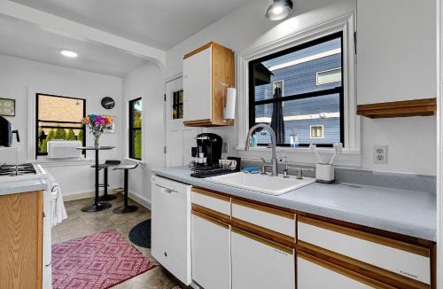 Maple Leaf Apartment | Northgate Station