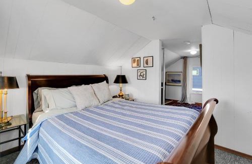 Maple Leaf Apartment | Northgate Station