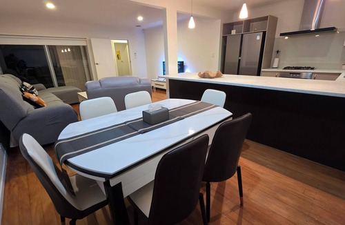 Glenfield House | Northshore Central Cosy & Comfortable 3BR Home