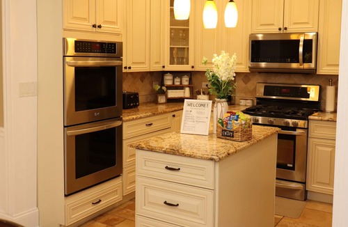 Albany Park Apartment | NorthSide Chicago Getaway