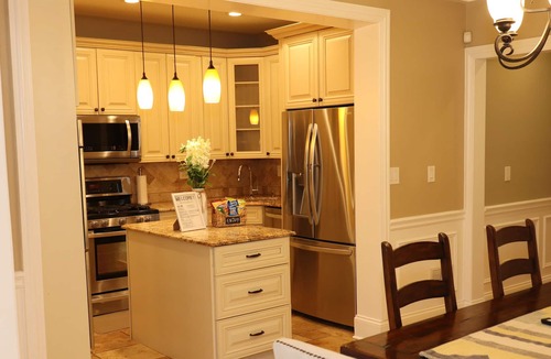 Albany Park Apartment | NorthSide Chicago Getaway