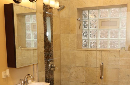 Albany Park Apartment | NorthSide Chicago Getaway