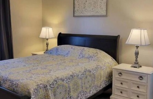 Greenwood Condo | Northside Condo with Wooded View