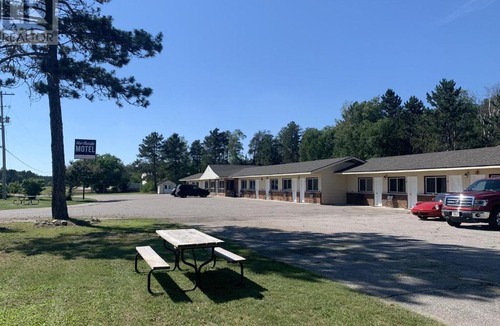 Vermilion Bay Hotel | Northside Motel