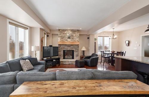 Craigleith Ski Chalet | Northwinds Ridge Chalet - Blue Mountain Fall Escape w Hot Tub