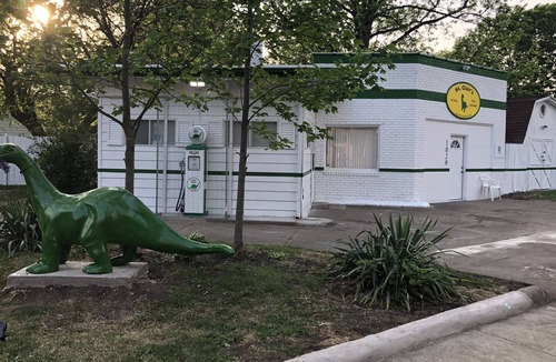Terre Haute House | Nostalgic 1950s-Garage-Themed VRBO — Sleeps 10!