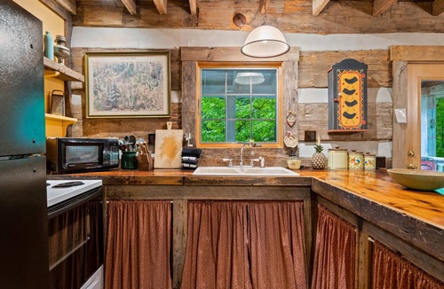 Gnaw Bone Cabin | Nostalgic log cabin with antique furnishings. Pet-friendly!