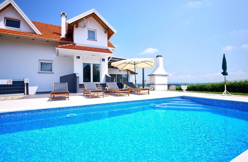 Kraljevec Sesvetski House | Not far from Zagreb is this beautiful vacation home with swimming pool, jacuzzi and sauna.