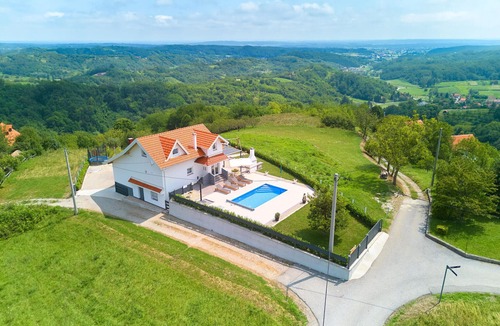 Kraljevec Sesvetski House | Not far from Zagreb is this beautiful vacation home with swimming pool, jacuzzi and sauna.