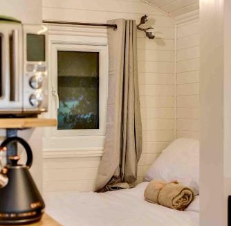 Golden Cross Cabin | NOT OPERATING, BOOKINGS WILL BE REMOVEd