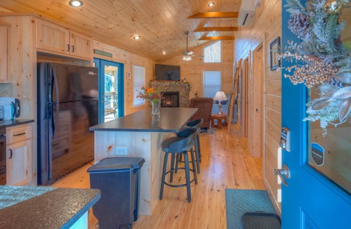 Murphy Cabin | Not-So-Tiny Cabin - King Bed - Secure Dog Yard