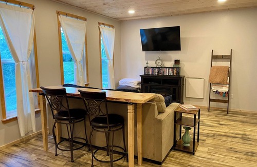 Woods Creek House | Not So Tiny House with WiFi in charming Monroe