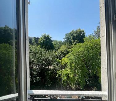 Amerique Apartment | Notre appartement vue sur les Buttes Chaumont