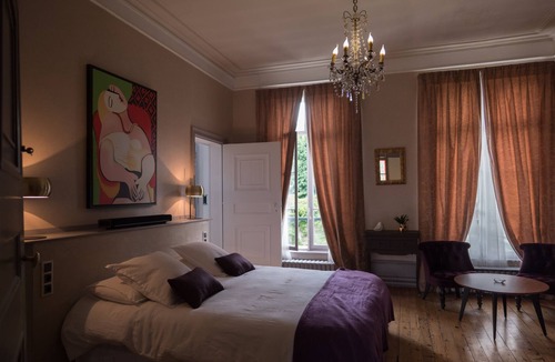 Centre Ville Bed & Breakfast | Notre Dame" guest room with garden view. Breakfast included