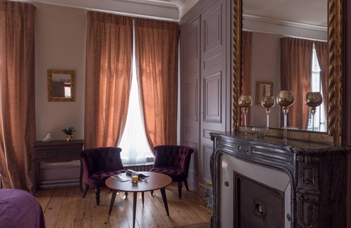 Centre Ville Bed & Breakfast | Notre Dame" guest room with garden view. Breakfast included