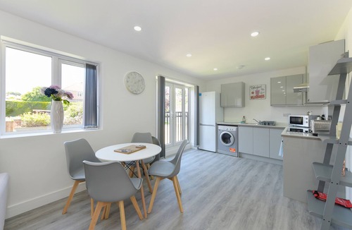 Gedling Apartment | Nottingham 2-BR Apartment w/Parking