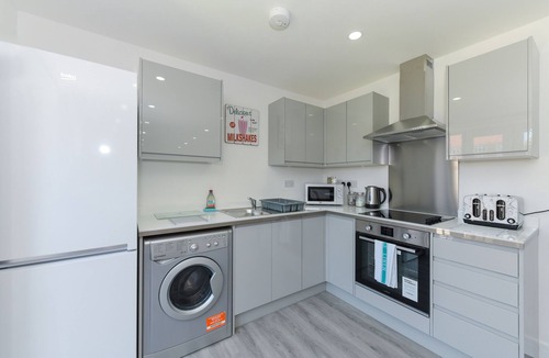 Gedling Apartment | Nottingham 2-BR Apartment w/Parking