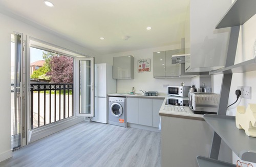 Gedling Apartment | Nottingham 2-BR Apartment w/Parking