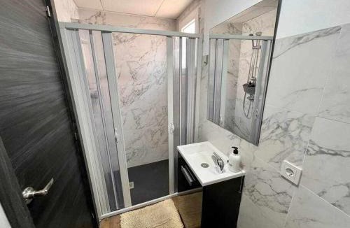 Novelda House | Novelda Centro Habitaciones con baño privado y compartido , cocina y terraza